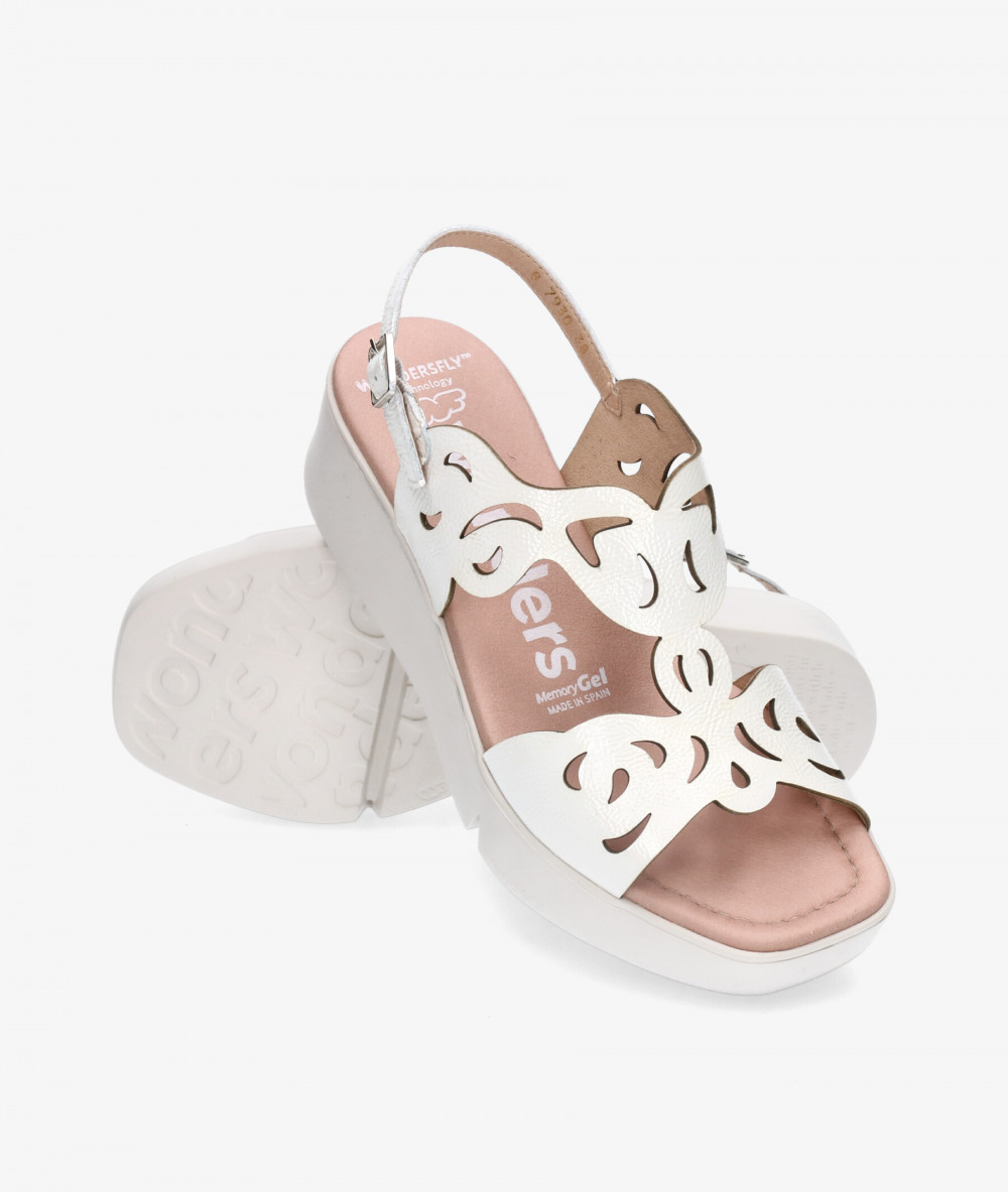 Sandalias Wonders B-7930 en charol hueso Sandalias Wonders B-7930 en charol hueso