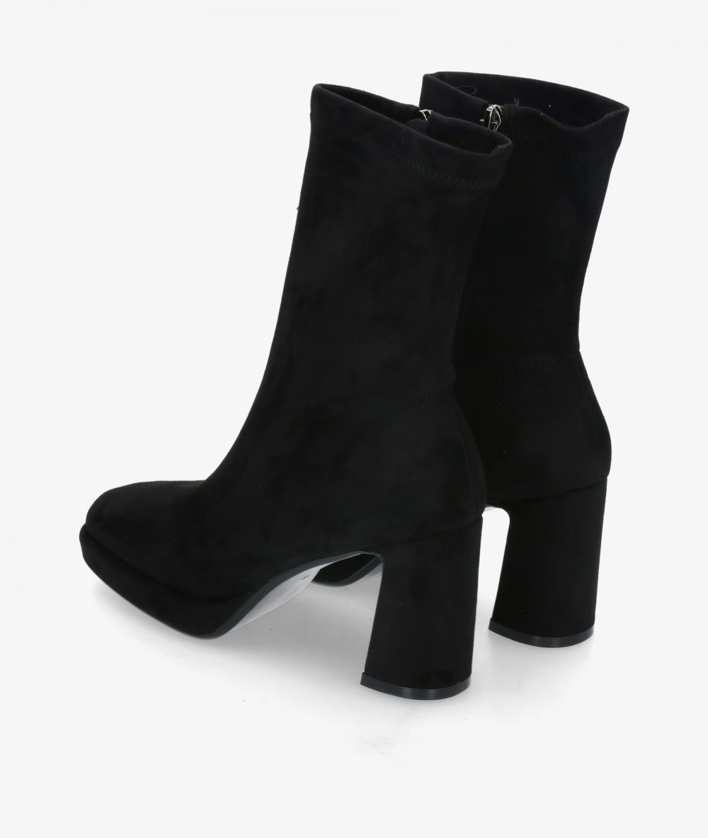Botines VIBES  YANAY en negro Botines VIBES  YANAY en negro