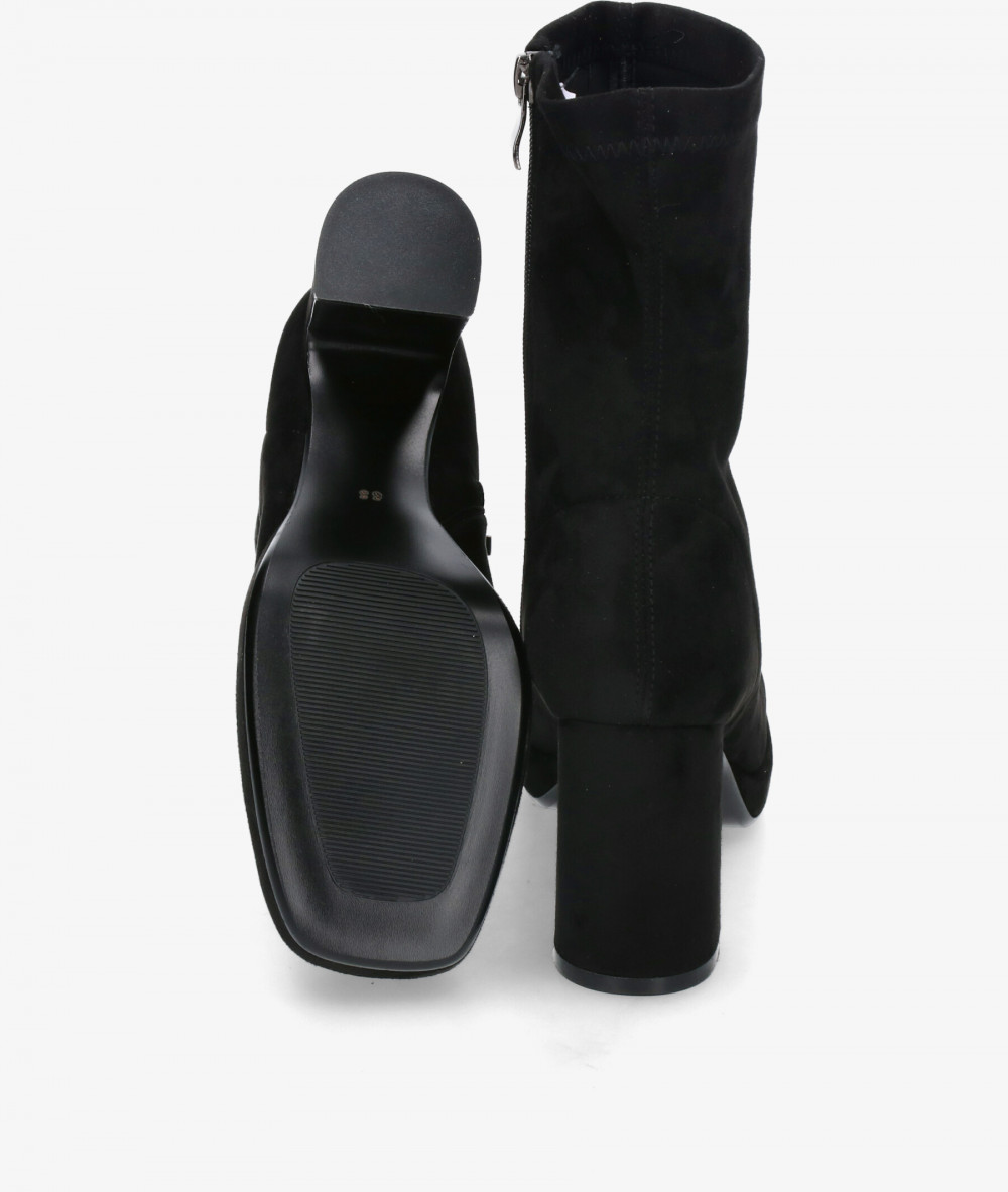 Botines VIBES  YANAY en negro Botines VIBES  YANAY en negro