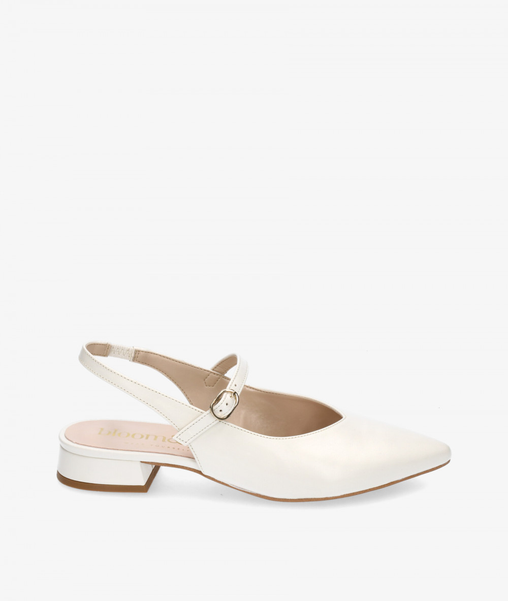 bloom&you Dress low heel shoes RENATA in off-white