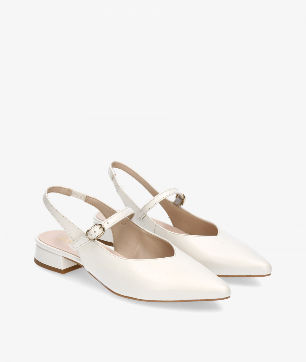 bloom&you Dress low heel shoes RENATA in off-white