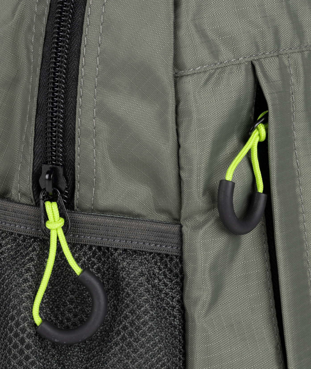 Bolso textil MUNICH BACKPACK SLIM SMALL en caki