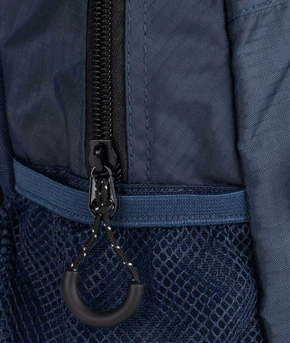 Bolso textil MUNICH BACKPACK SLIM SMALL en azul marino