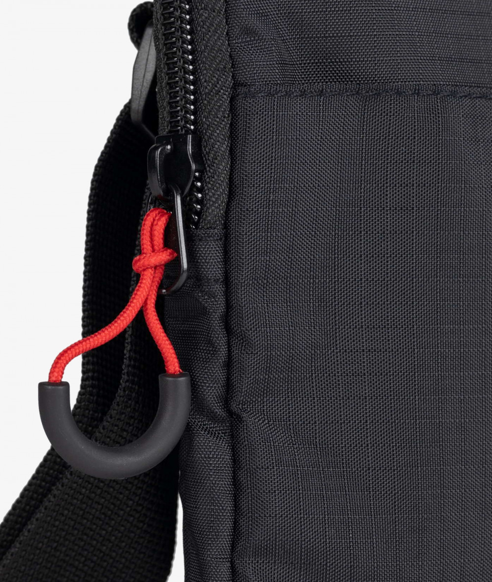 Bolso textil MUNICH CROSSBODY SLIM en negro Bolso textil MUNICH CROSSBODY SLIM en negro