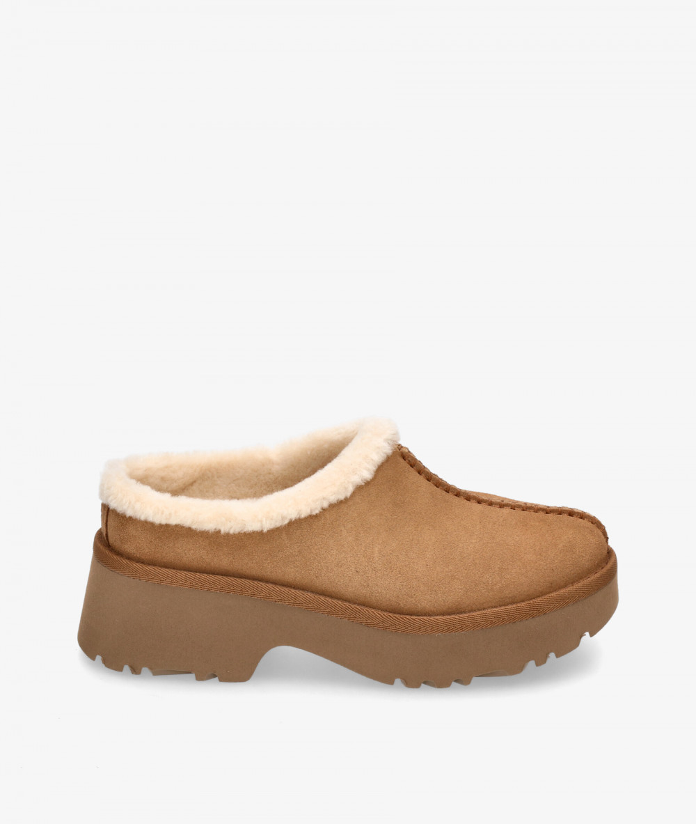 Zuecos UGG NEW HIGHTS COZZY CLOG en cuero Zuecos UGG NEW HIGHTS COZZY CLOG en cuero