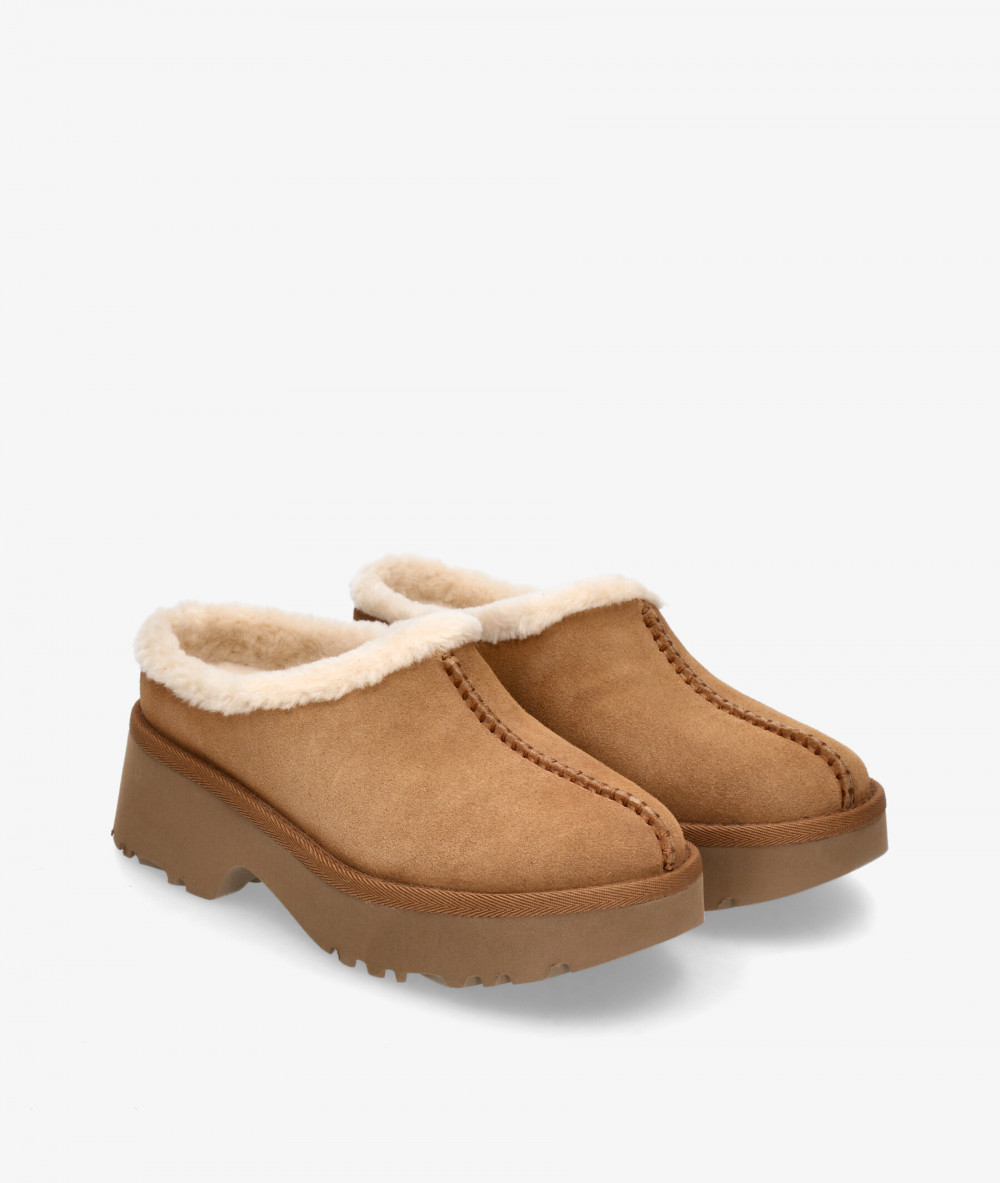 Zuecos UGG NEW HIGHTS COZZY CLOG en cuero Zuecos UGG NEW HIGHTS COZZY CLOG en cuero