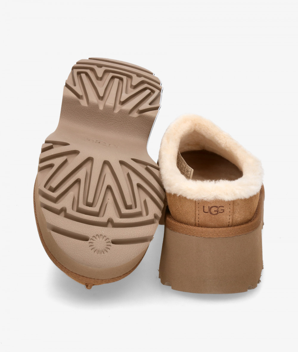Zuecos UGG NEW HIGHTS COZZY CLOG en cuero Zuecos UGG NEW HIGHTS COZZY CLOG en cuero