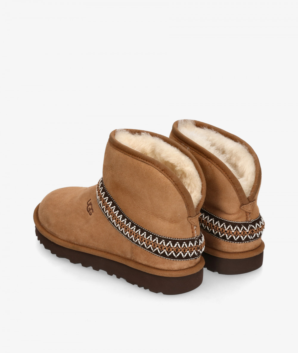Botines UGG CLASSIC MINI CRESCENT en cuero