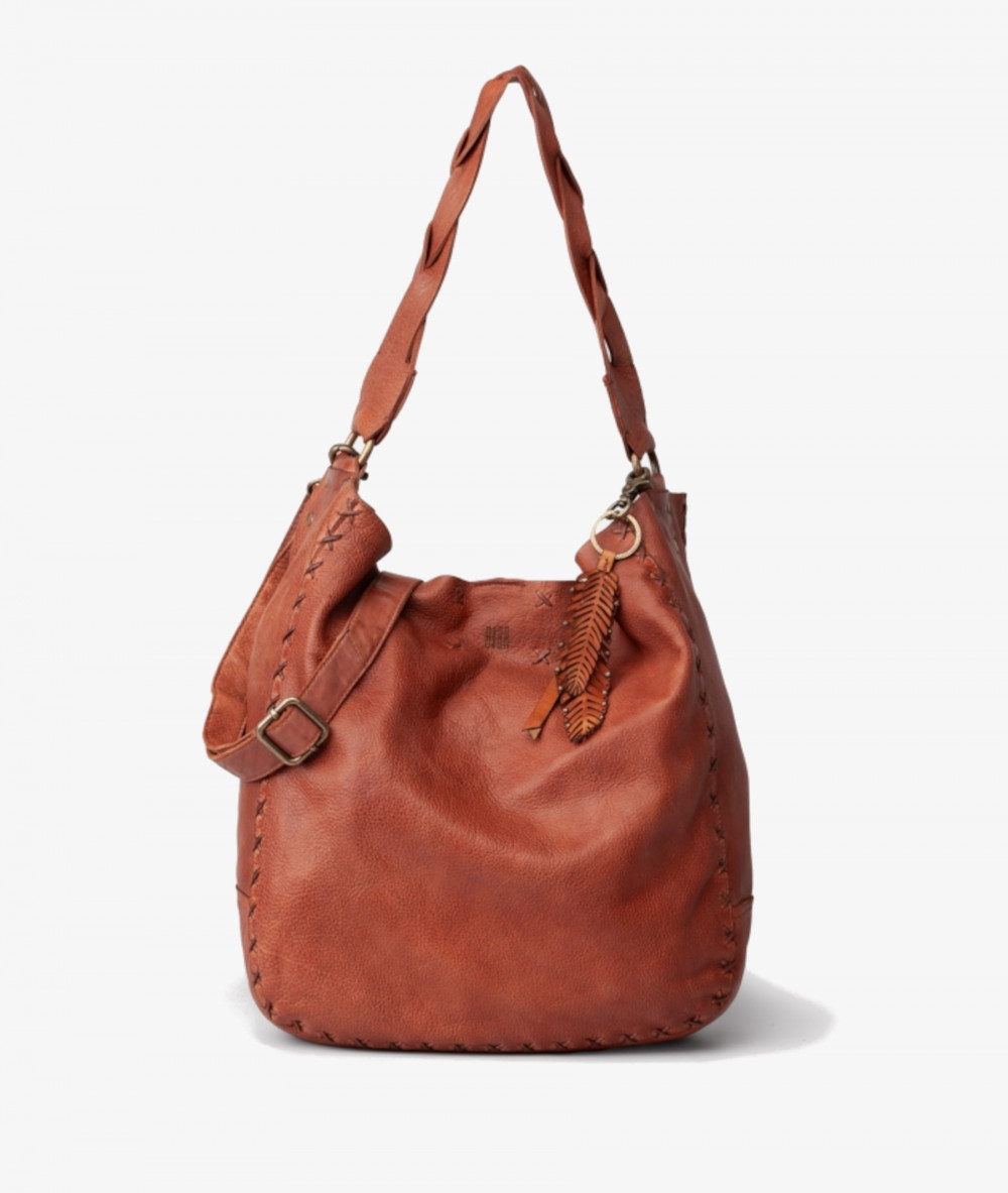 Elevate your look! Our BOLSO de COLGAR collection a combination of design, quality and comfort for your daily outfits