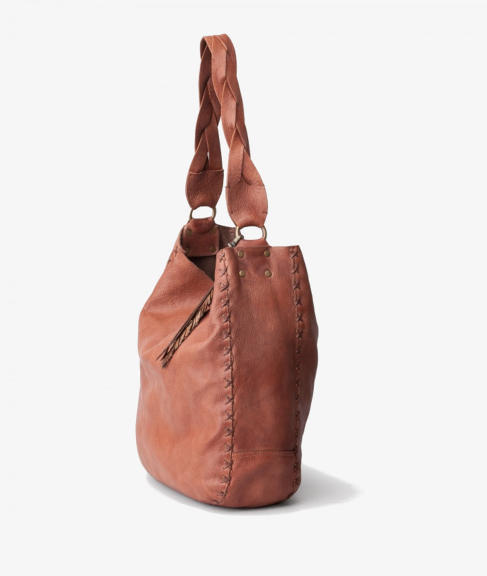 Elevate your look! Our BOLSO de COLGAR collection a combination of design, quality and comfort for your daily outfits