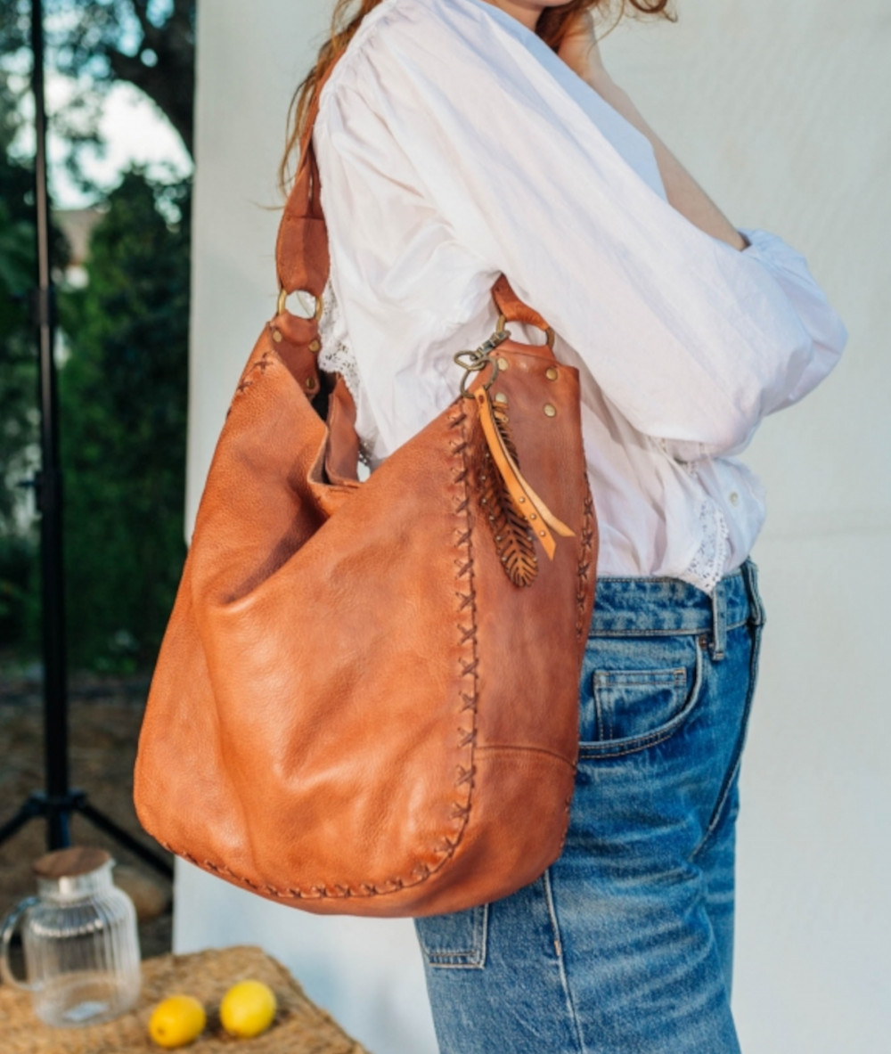 Elevate your look! Our BOLSO de COLGAR collection a combination of design, quality and comfort for your daily outfits