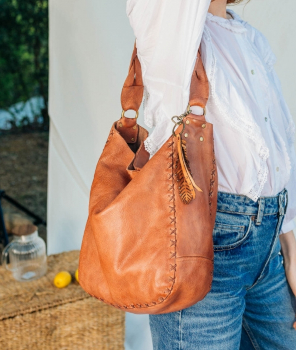 Elevate your look! Our BOLSO de COLGAR collection a combination of design, quality and comfort for your daily outfits
