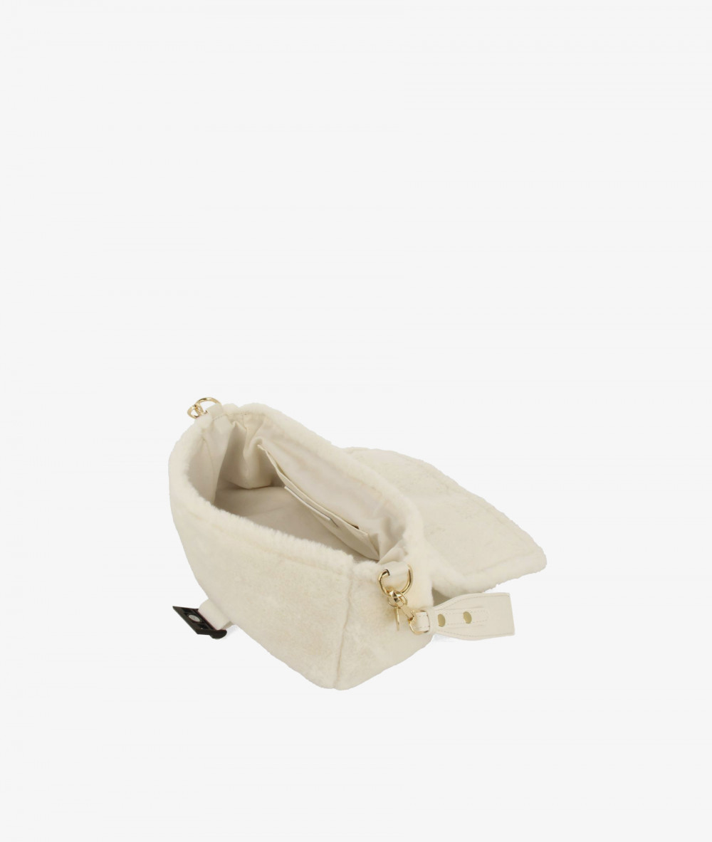 Elevate your look! Our Bag collection a combination of design, quality and comfort for your daily outfits