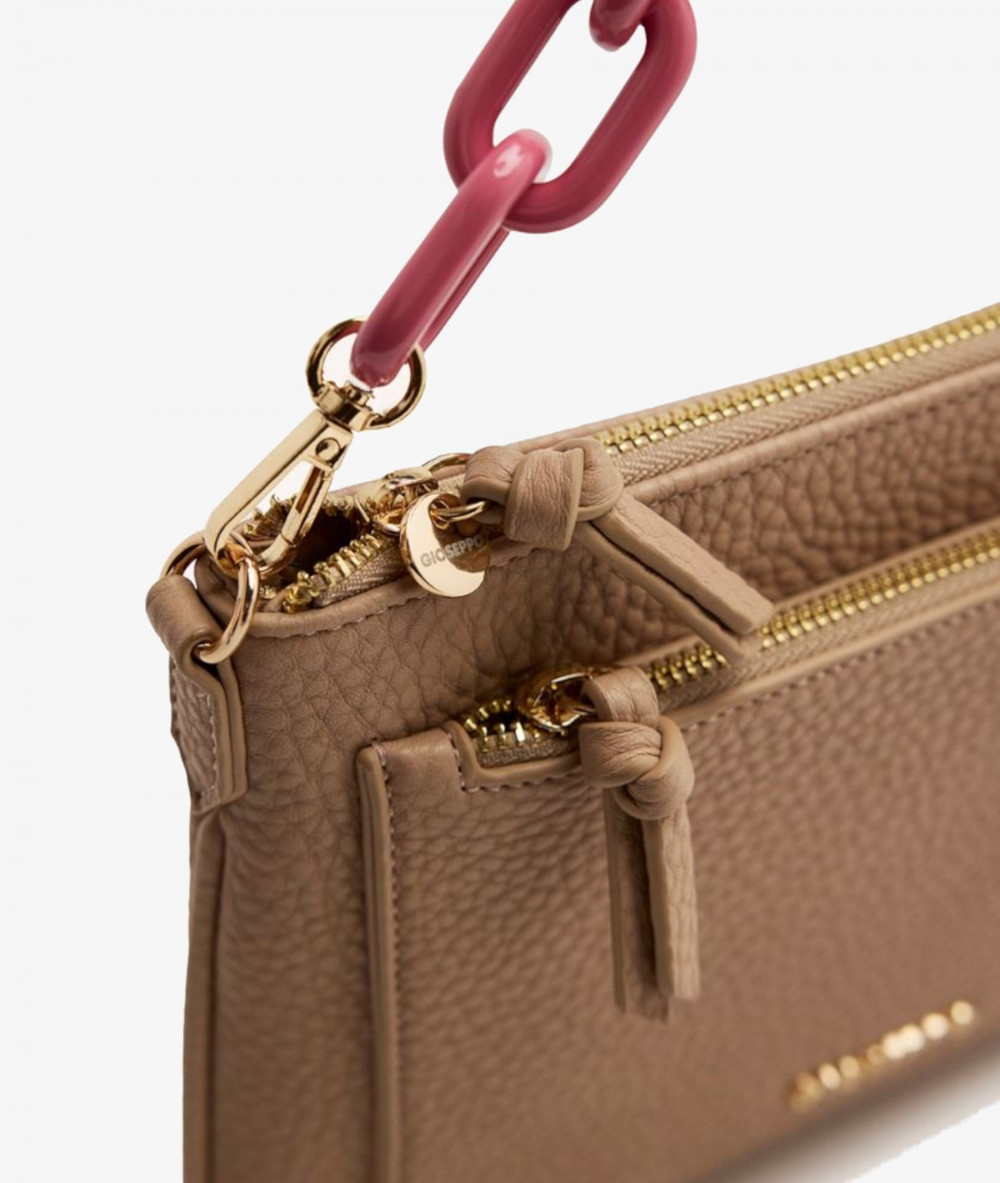 Elevate your look! Our Bag collection a combination of design, quality and comfort for your daily outfits Elevate your look! Our Bag collection a combination of design, quality and comfort for your daily outfits