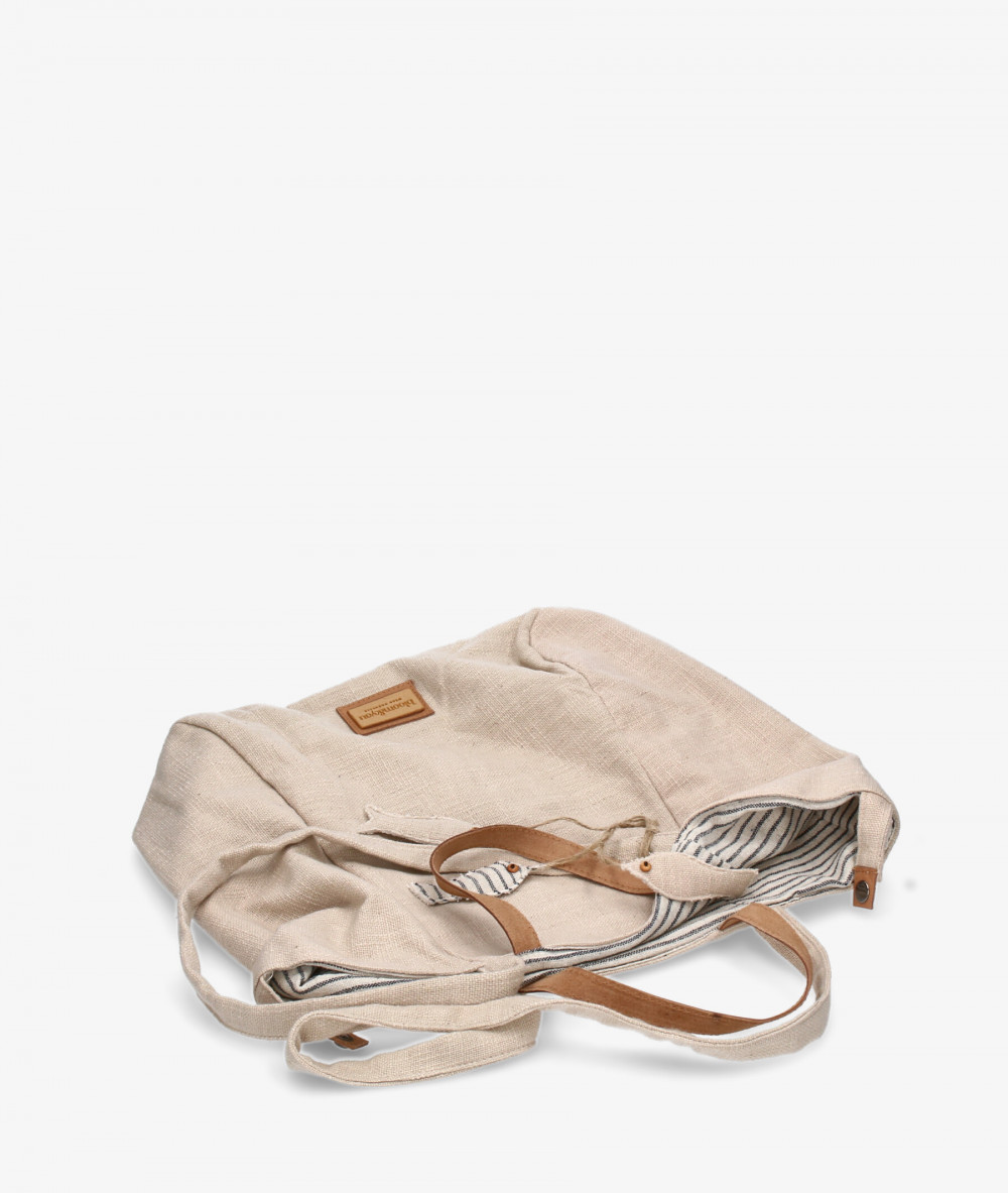 Elevate your look! Our Bag collection a combination of design, quality and comfort for your daily outfits Elevate your look! Our Bag collection a combination of design, quality and comfort for your daily outfits
