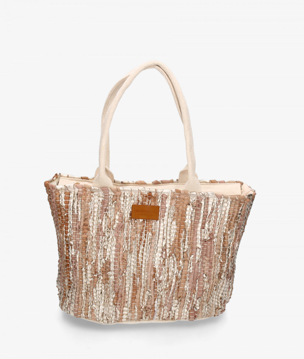 Elevate your look! Our Bag collection a combination of design, quality and comfort for your daily outfits Elevate your look! Our Bag collection a combination of design, quality and comfort for your daily outfits