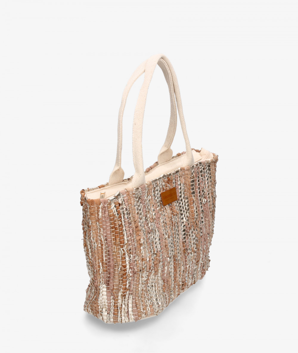 Elevate your look! Our Bag collection a combination of design, quality and comfort for your daily outfits Elevate your look! Our Bag collection a combination of design, quality and comfort for your daily outfits