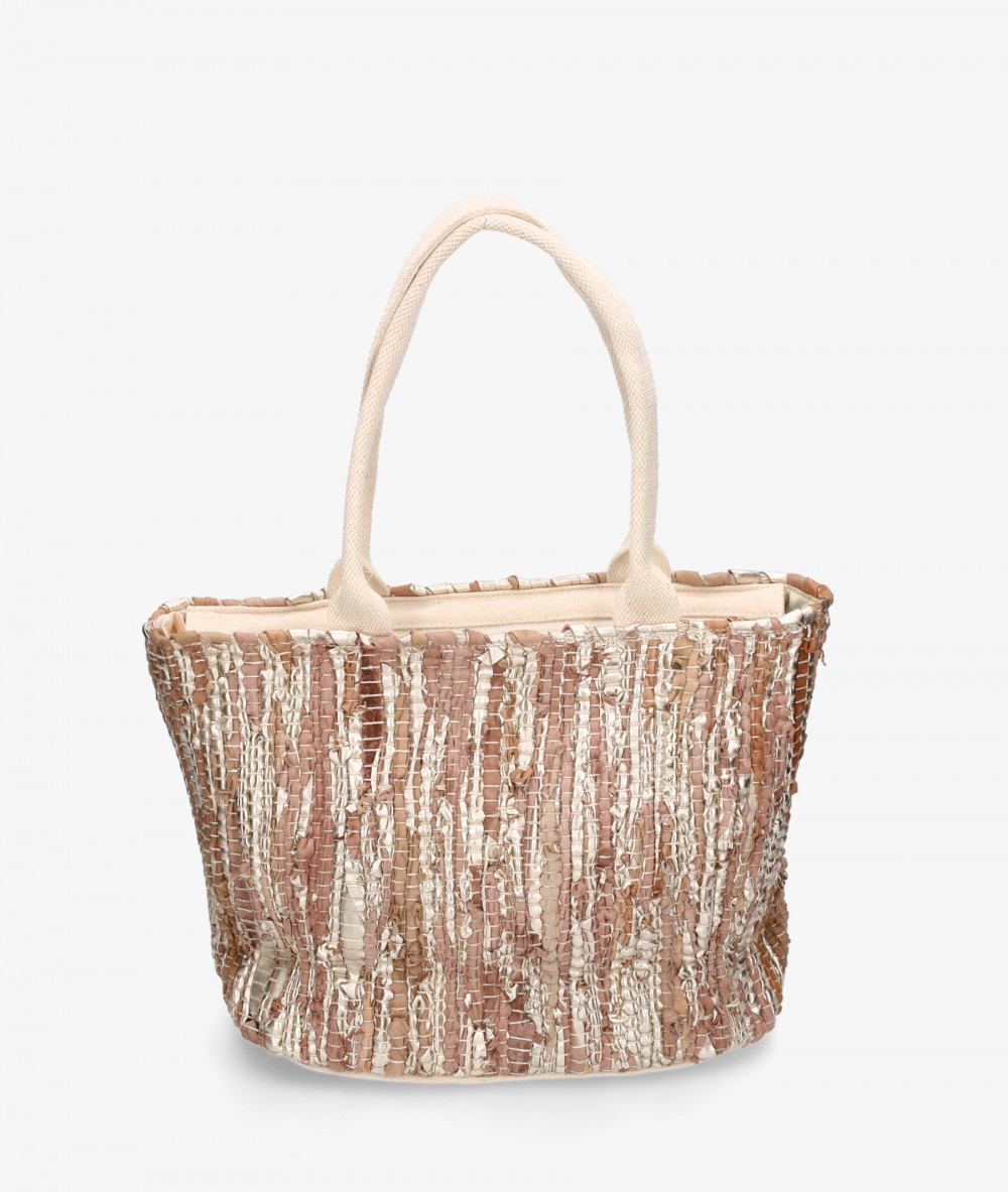 Elevate your look! Our Bag collection a combination of design, quality and comfort for your daily outfits Elevate your look! Our Bag collection a combination of design, quality and comfort for your daily outfits