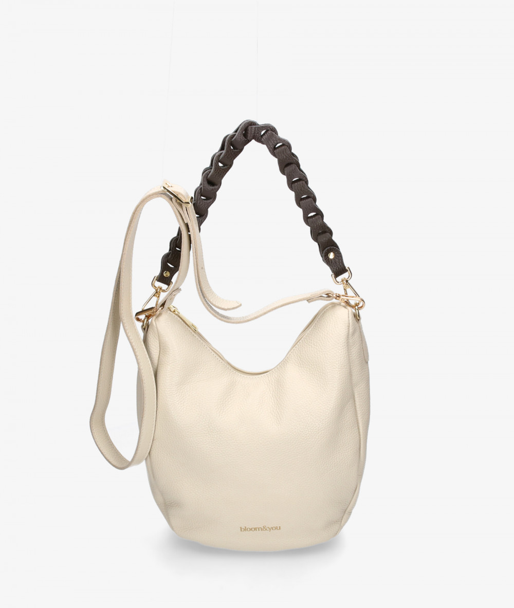 Elevate your look! Our Bag collection a combination of design, quality and comfort for your daily outfits Elevate your look! Our Bag collection a combination of design, quality and comfort for your daily outfits