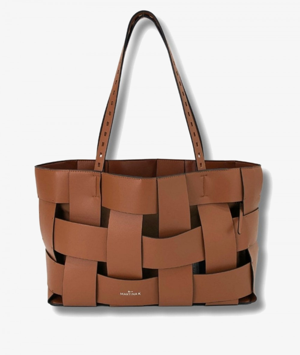 Elevate your look! Our Bag collection a combination of design, quality and comfort for your daily outfits Elevate your look! Our Bag collection a combination of design, quality and comfort for your daily outfits