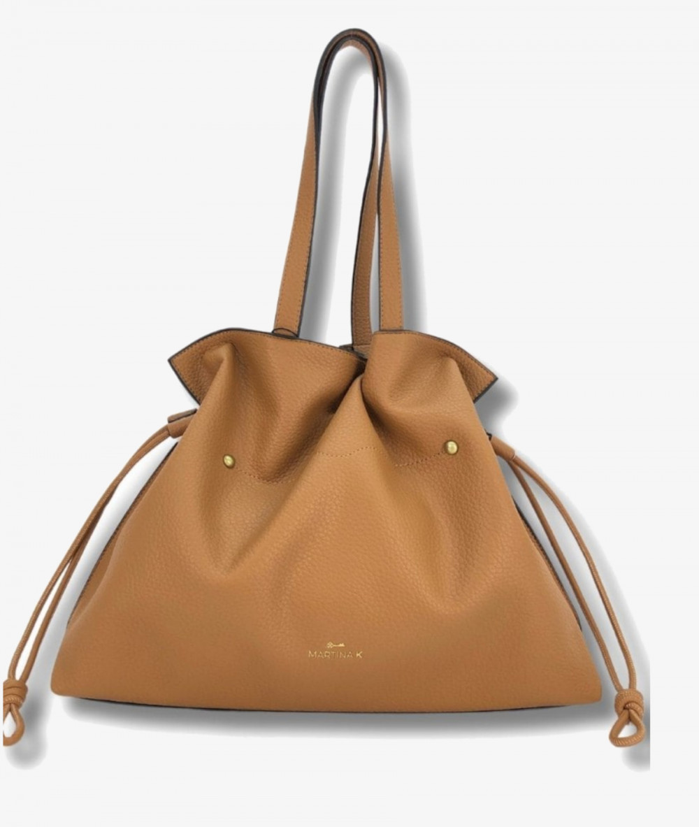 Elevate your look! Our Bag collection a combination of design, quality and comfort for your daily outfits Elevate your look! Our Bag collection a combination of design, quality and comfort for your daily outfits