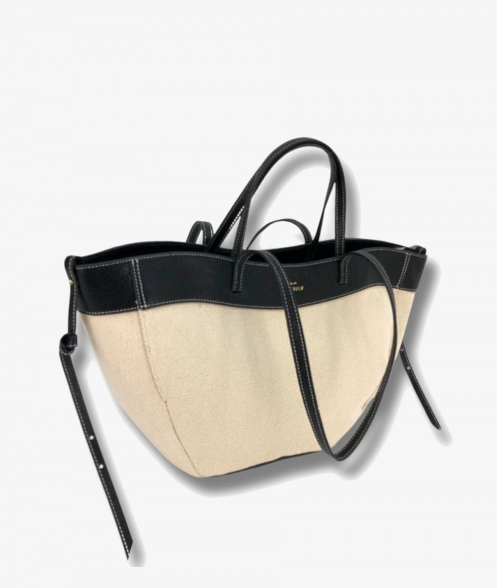 Elevate your look! Our Bag collection a combination of design, quality and comfort for your daily outfits Elevate your look! Our Bag collection a combination of design, quality and comfort for your daily outfits