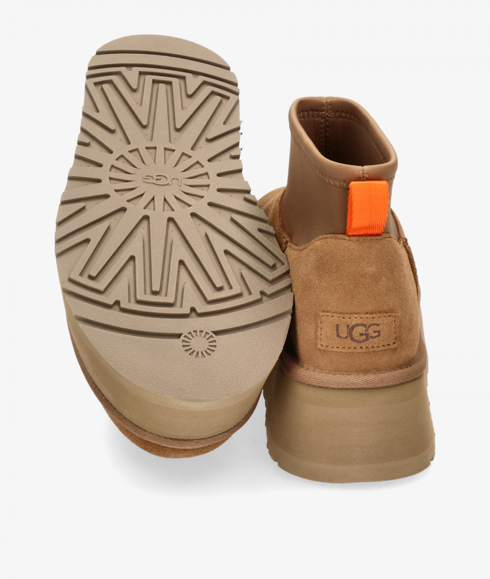 Botines UGG CLASSIC MINI DIPPER en cuero
