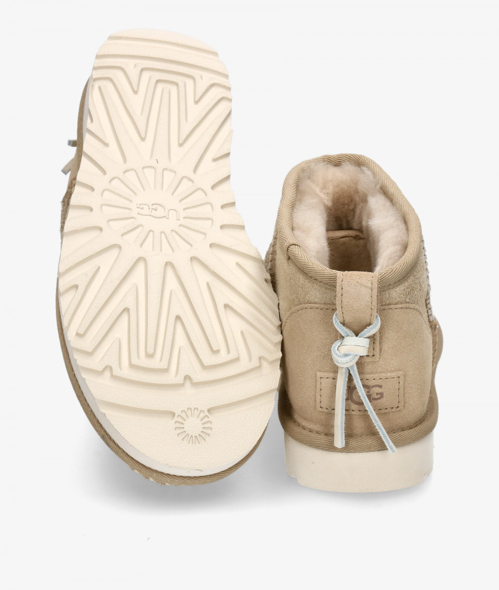 Botines UGG CLASSIC ULTRA MINI BIARRITZ en beige