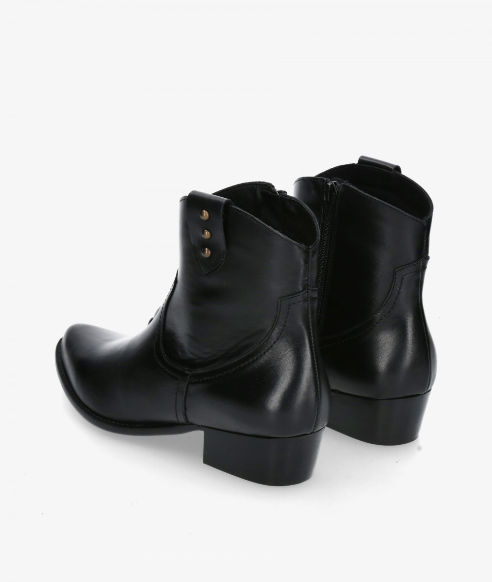 Botines pabloochoa.shoes CALIOPE SB TACHAS en negro