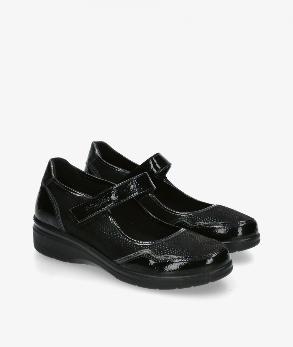 Zapatos confort Amarpies 29381 en charol negro Zapatos confort Amarpies 29381 en charol negro