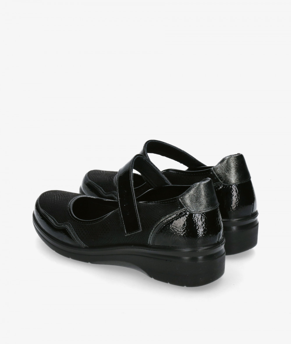 Zapatos confort Amarpies 29381 en charol negro Zapatos confort Amarpies 29381 en charol negro