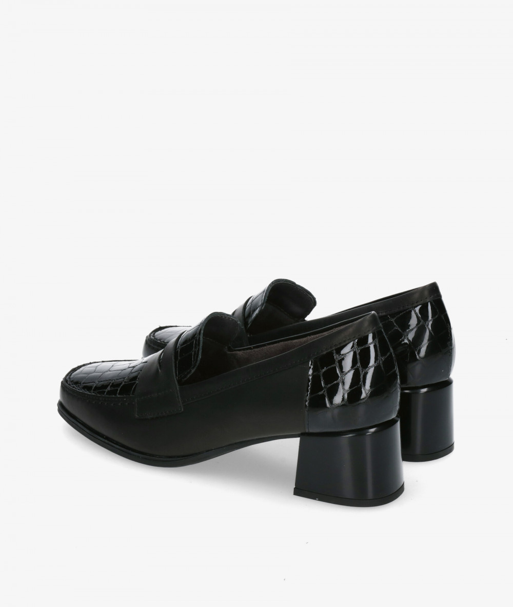 Zapatos de tacón Pitillos 10823 en charol negro Zapatos de tacón Pitillos 10823 en charol negro