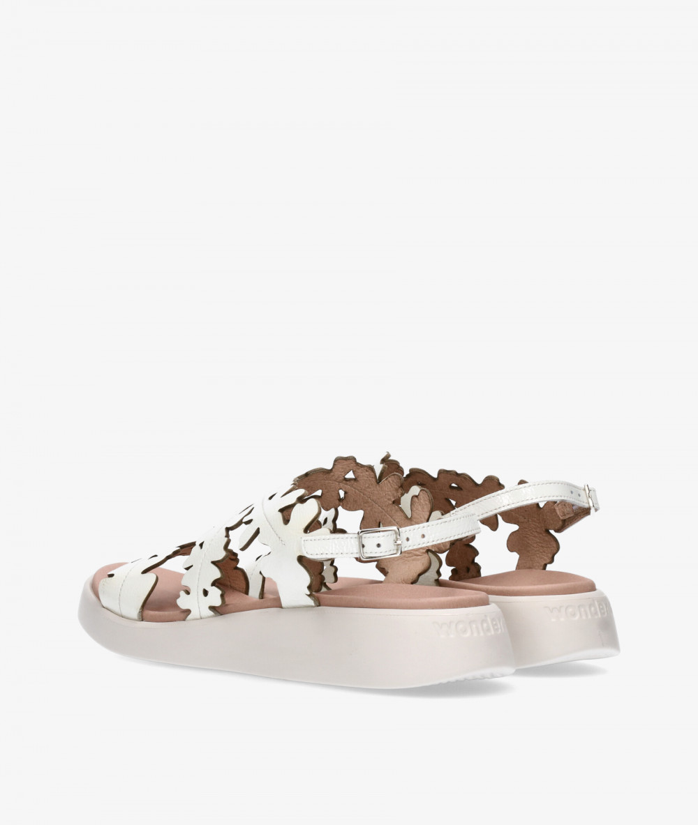 Sandalias Wonders  C-6551 en charol blanco