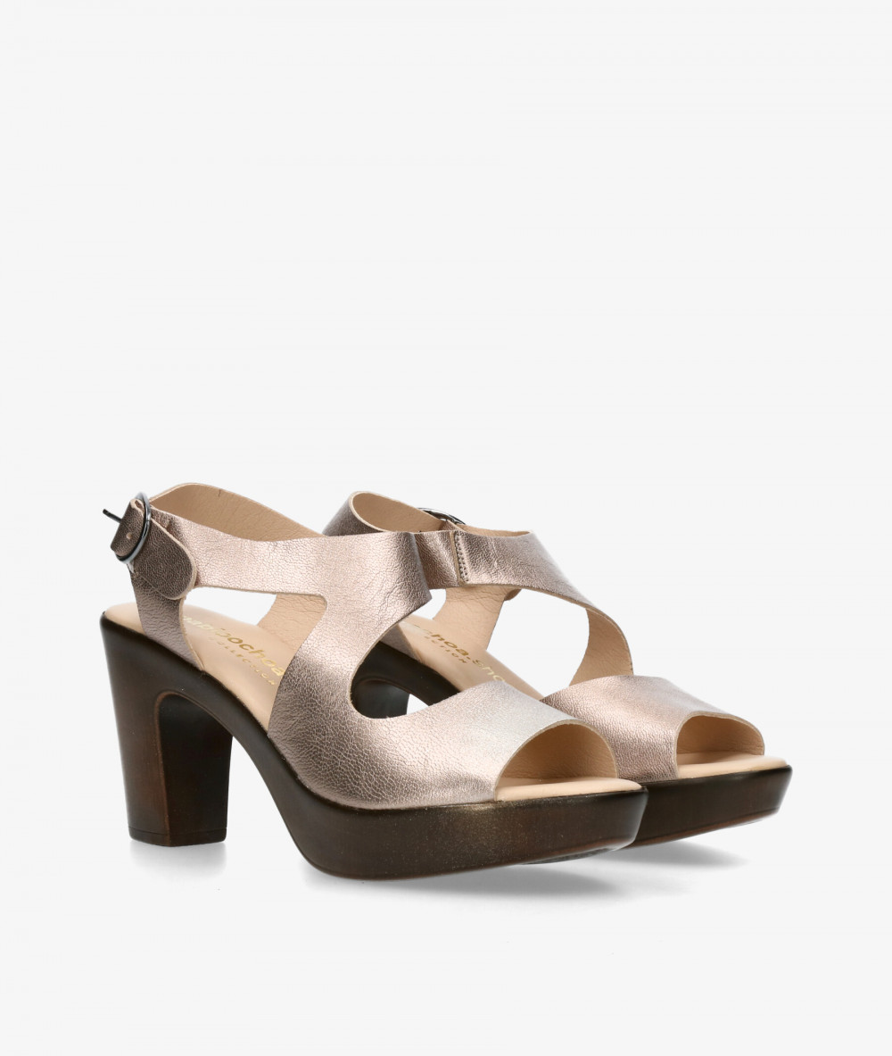 Sandalias pabloochoa.shoes  450 en taupe metalizado