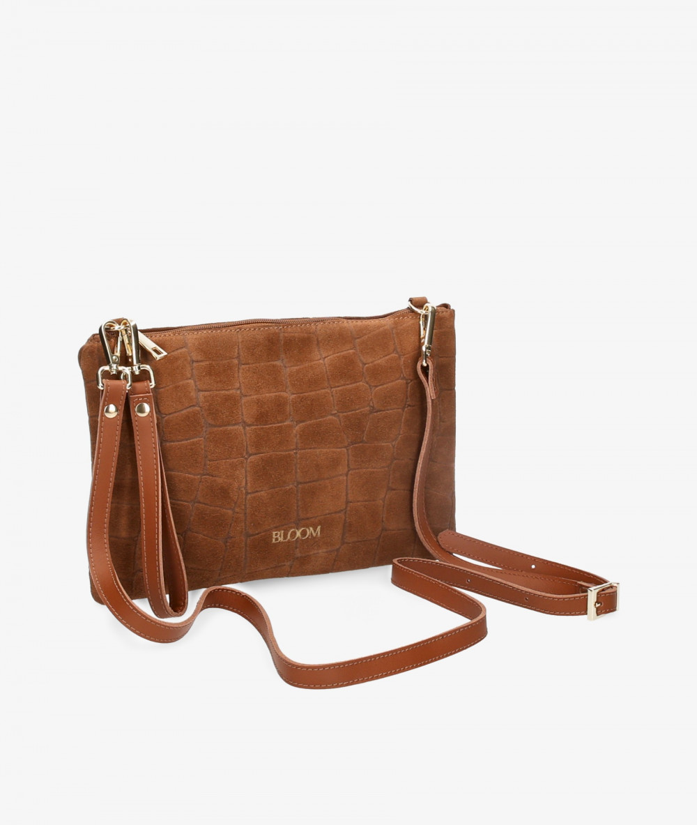 Elevate your look! Our Clutch bag collection a combination of design, quality and comfort for your daily outfits