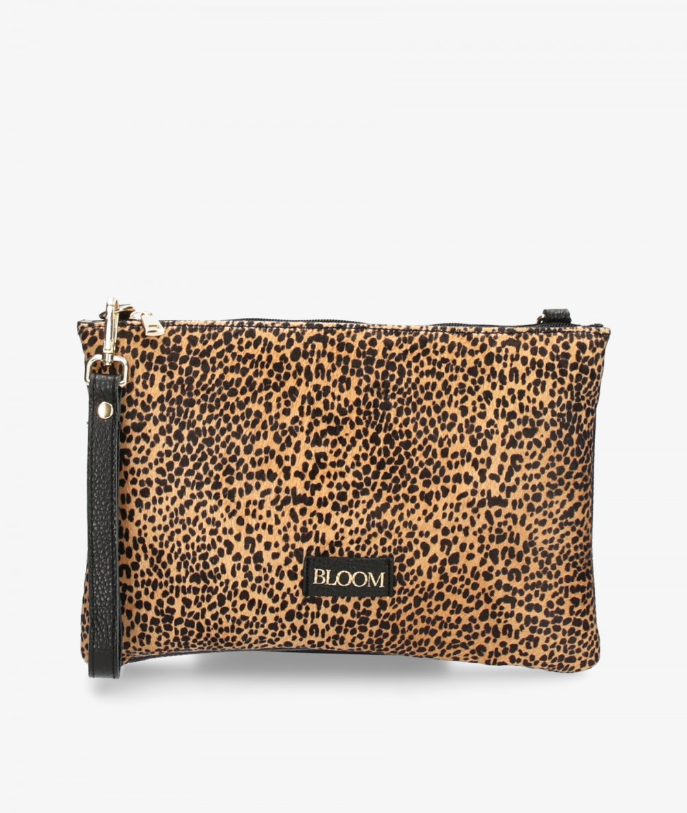 Elevate your look! Our Clutch bag collection a combination of design, quality and comfort for your daily outfits