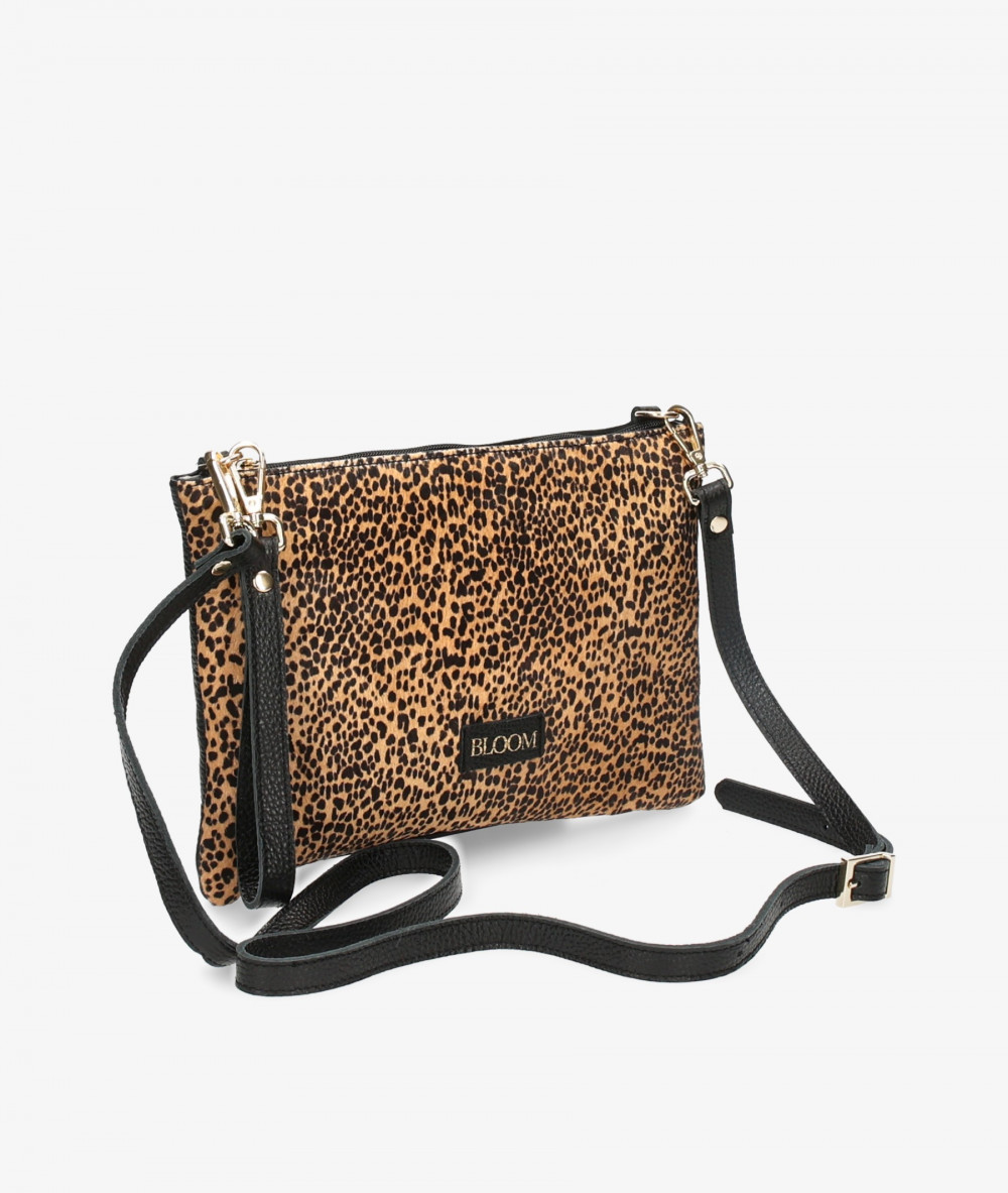 Elevate your look! Our Clutch bag collection a combination of design, quality and comfort for your daily outfits