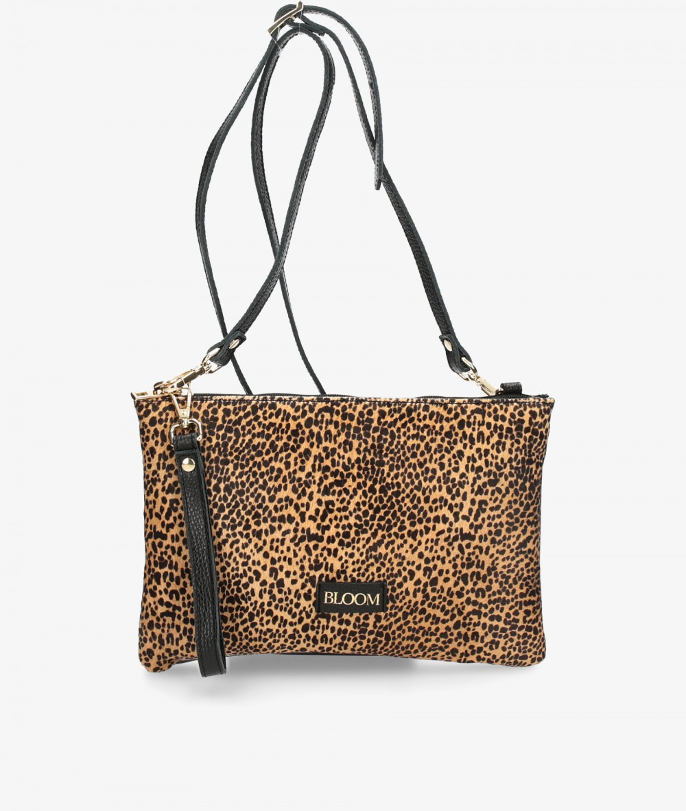 Elevate your look! Our Clutch bag collection a combination of design, quality and comfort for your daily outfits