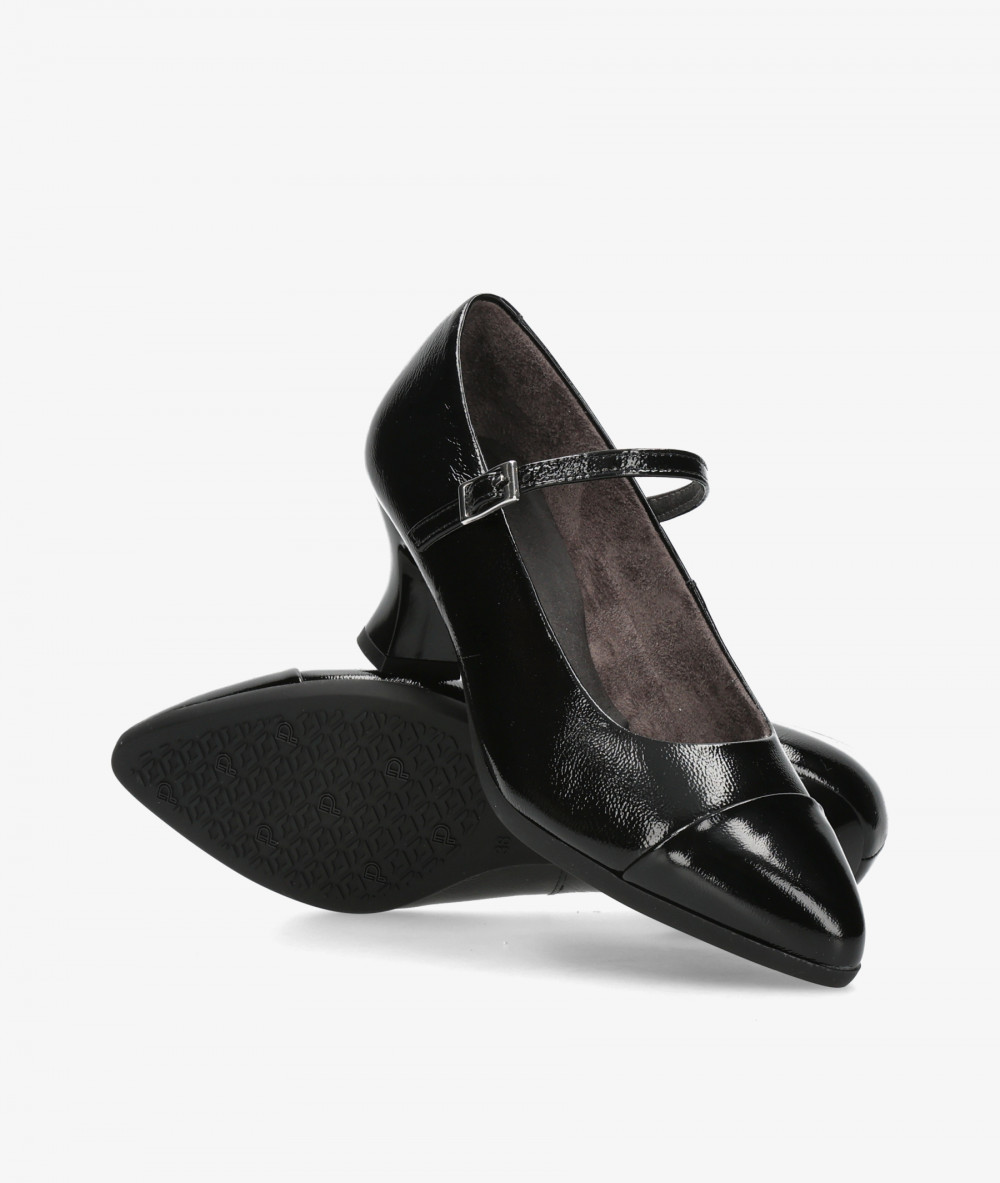Pitillos Mercedes 11683 in black patent leather