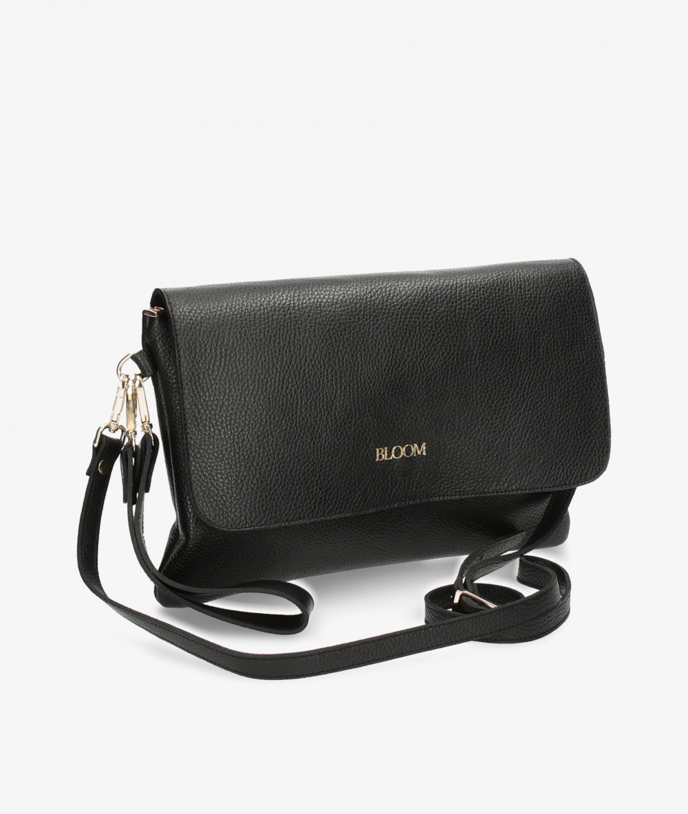 Elevate your look! Our Clutch bag collection a combination of design, quality and comfort for your daily outfits