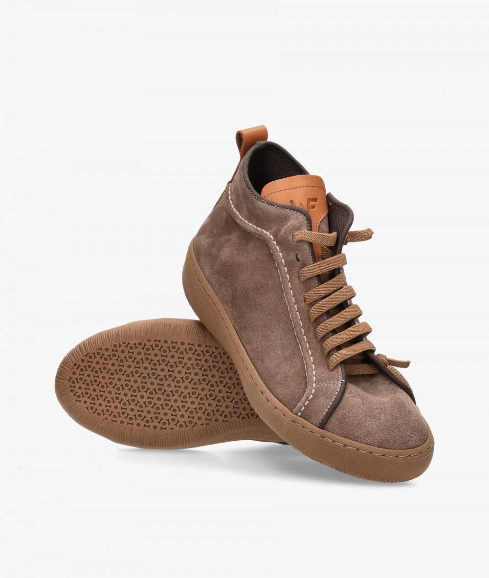 Deportivos Walk & Fly  6102 en serraje taupe