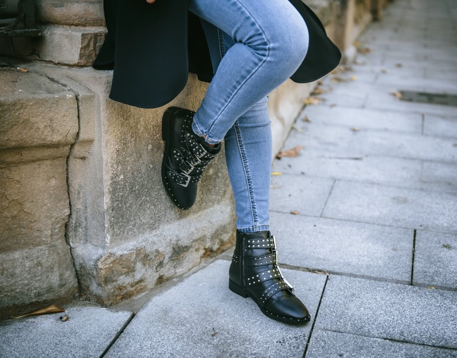 Botines mujer La Strada hebillas y tachas