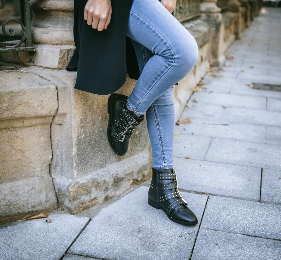 Botines negros con hebillas y tachas de La Strada