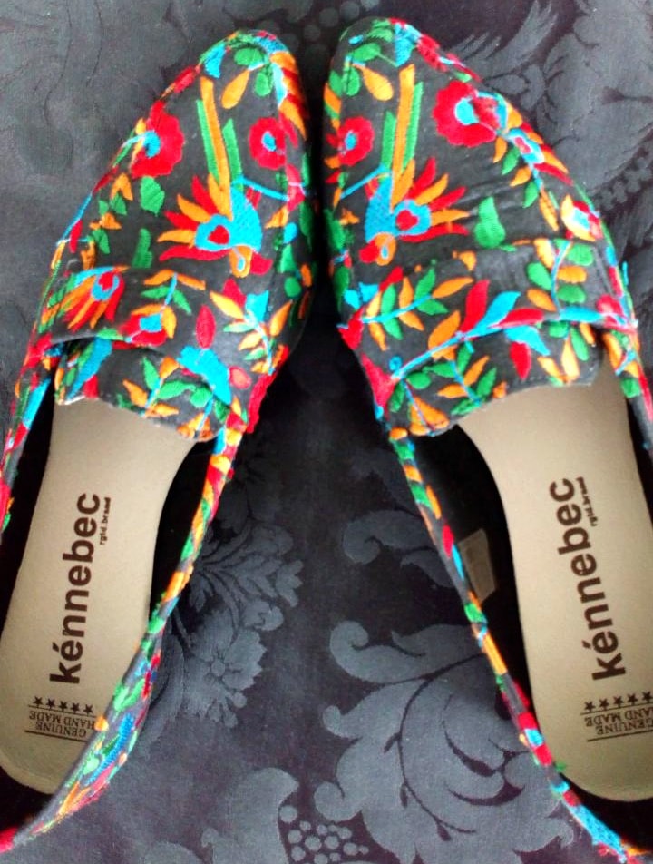 Mocasines flores multicolores bordadas de Kennebec