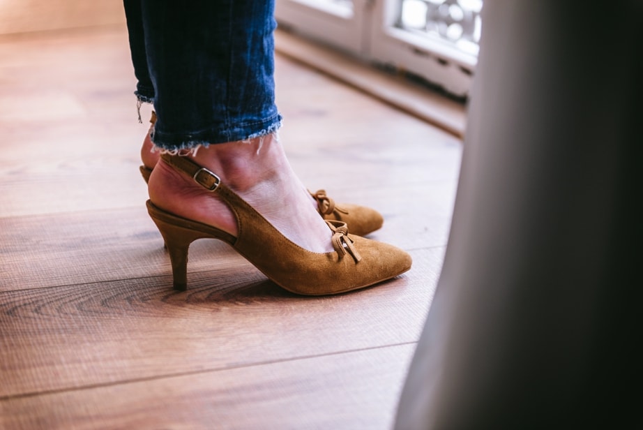 Zapato destalonado mujer ante camel y tacon de Stephen Allen