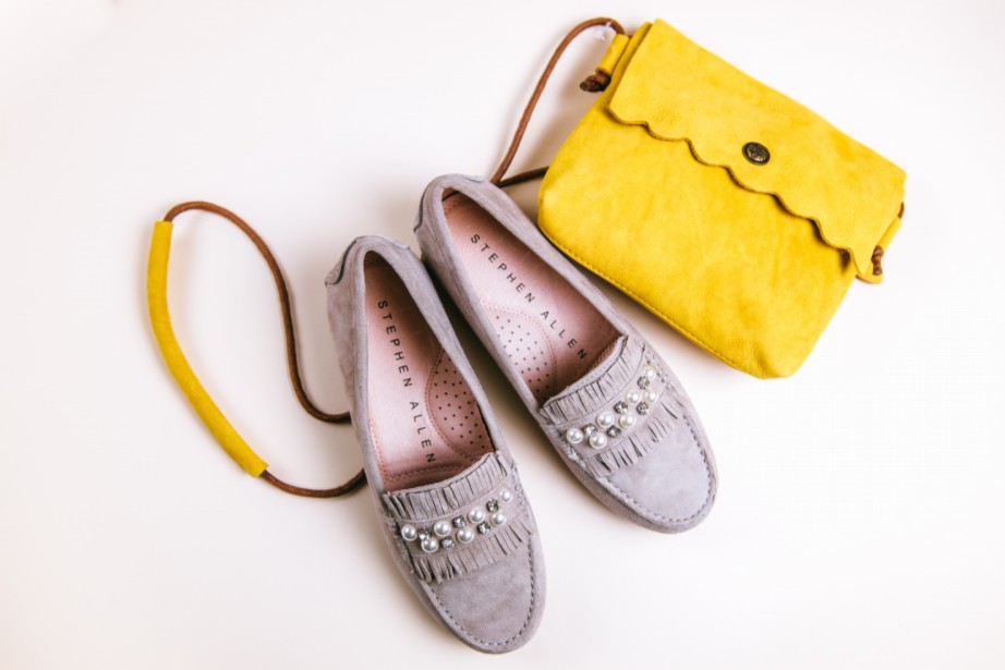 Mocasines mujer ante taupe flecos y perlas de Stephen Allen - Bolso piel amarillo pabloochoashoes