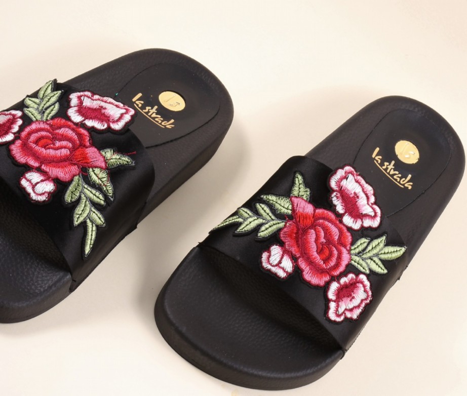 Sandalias - chanclas flores bordadas La Strada