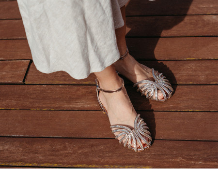 Looks con zapatillas blancas: ¡inspírate!  Looks con zapatillas blancas,  Look con zapatillas blancas, Zapatillas blancas mujer